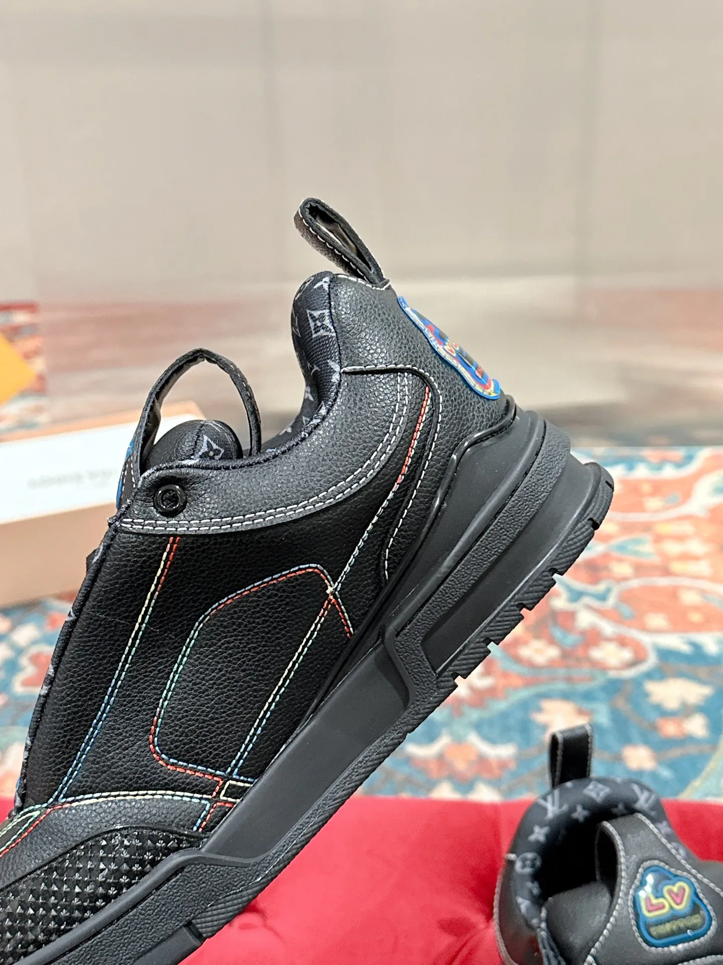 👟👟Ex-factory price 800👟👟 LV donkey brand L SKATE series latest color matching Tariner sneakers four-leaf clover skate shoes couple style retro basketball shoes original purchase development and production This LV Skate sneaker is decorated with colorful details on the grained cow leather shoe body, echoing the leather goods and ready-to-wear series of the season. A gradient Monogram flower blooms on the side of the sneaker. The padded tongue and Mini Monogram fabric-lined collar show the inspiration of skate shoes in the 1990s ▪️Material: original customized first-layer cowhide ▪️Inner lining: imported breathable mesh ▪️Sole: original open-molded non-slip TPU material ▪️Sole thickness: 3.5cm ▪️Size: Female 35-40 Male 39-44 (Female 41, Male 45.46 customized, non-returnable)